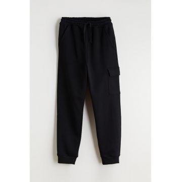 Pantaloni de trening din amestec de bumbac cu buzunar cu clapa