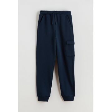 Pantaloni de trening din amestec de bumbac cu buzunar cu clapa